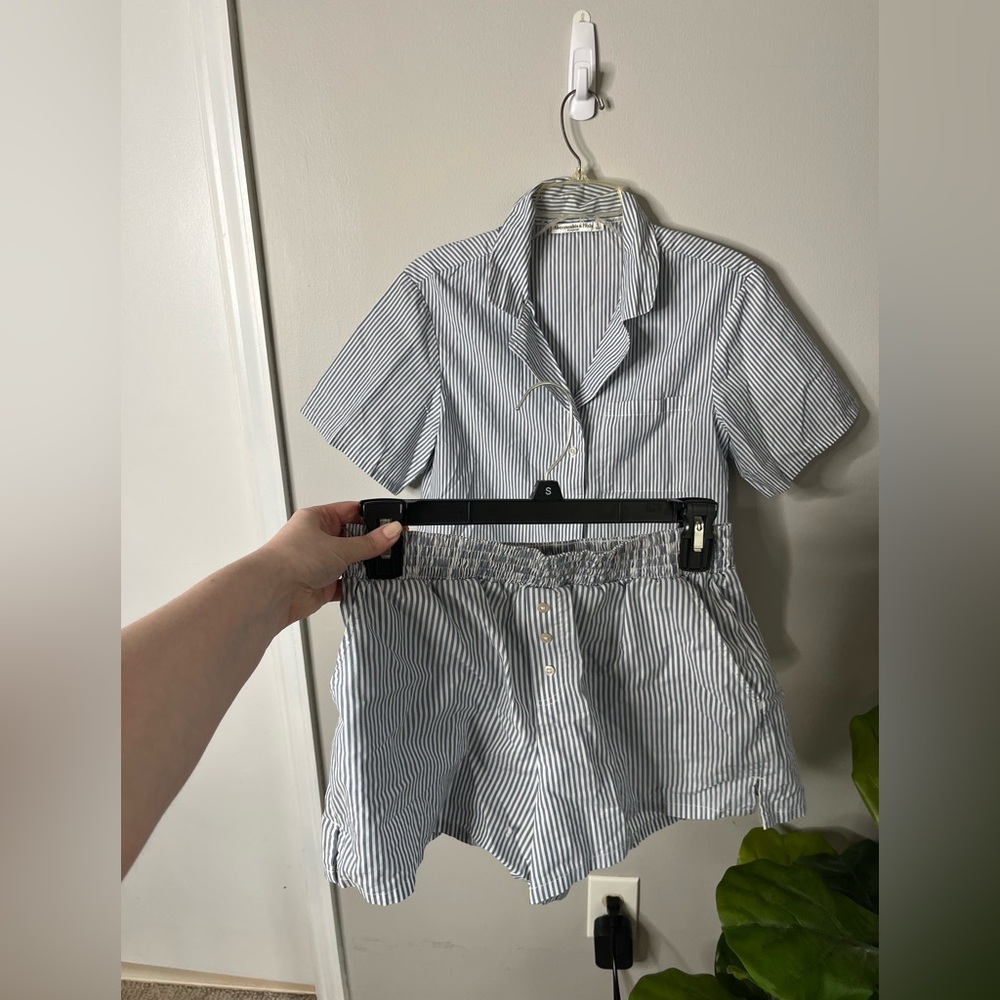 Abercrombie & Fitch Blue and White Striped pajama set size small